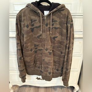 Old Navy Fleece Jacket L in Camo with Dark Brown fleece lining